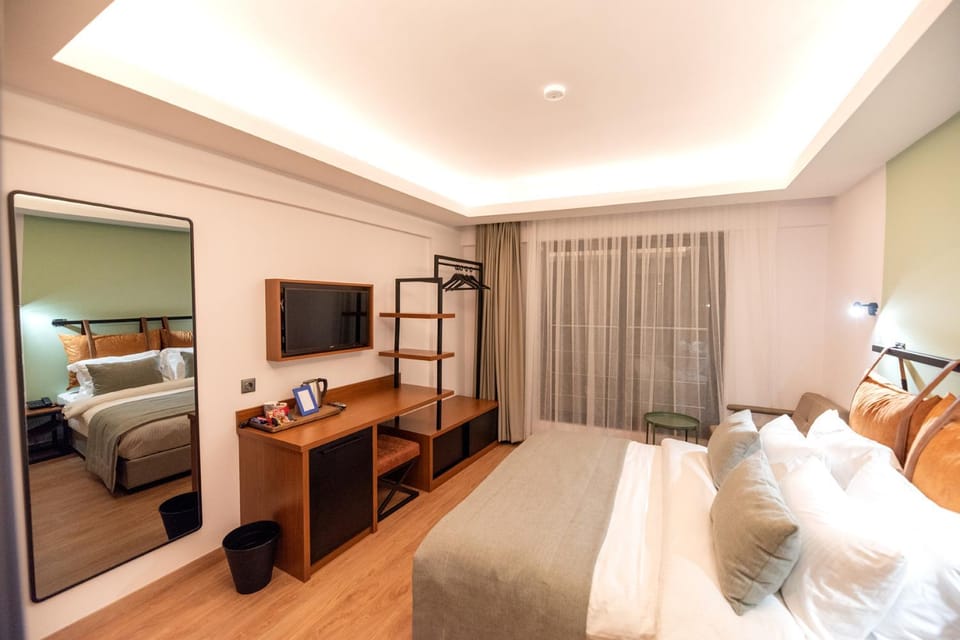 Bed, TV and multimedia, Photo of the whole room, Seating area, Bedroom