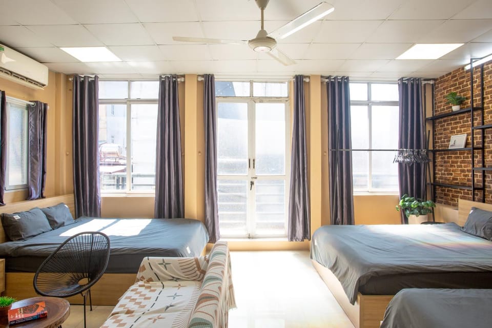Bed, Living room, Photo of the whole room, Seating area, Bedroom, air conditioner