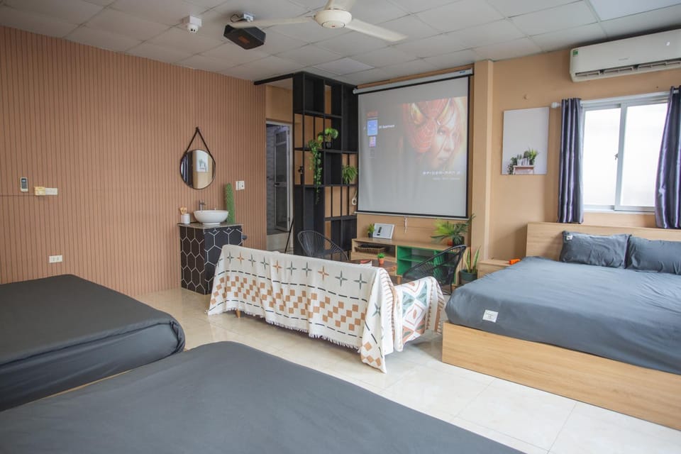 Bed, TV and multimedia, Living room, Photo of the whole room, Seating area, Bedroom, air conditioner