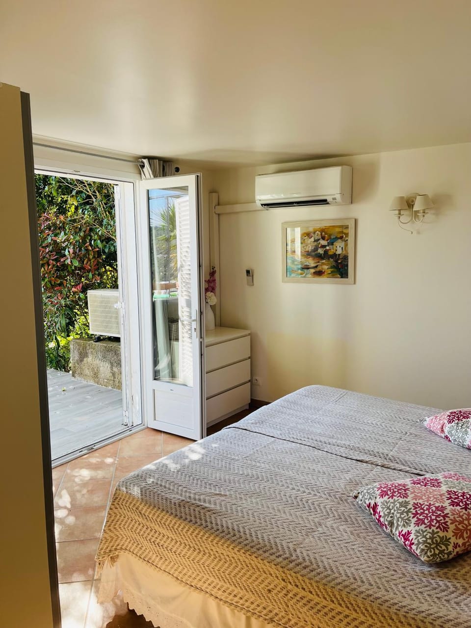 Photo of the whole room, Bedroom, air conditioner