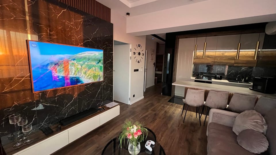 Property building, Restaurant/places to eat, Swimming pool, Breakfast