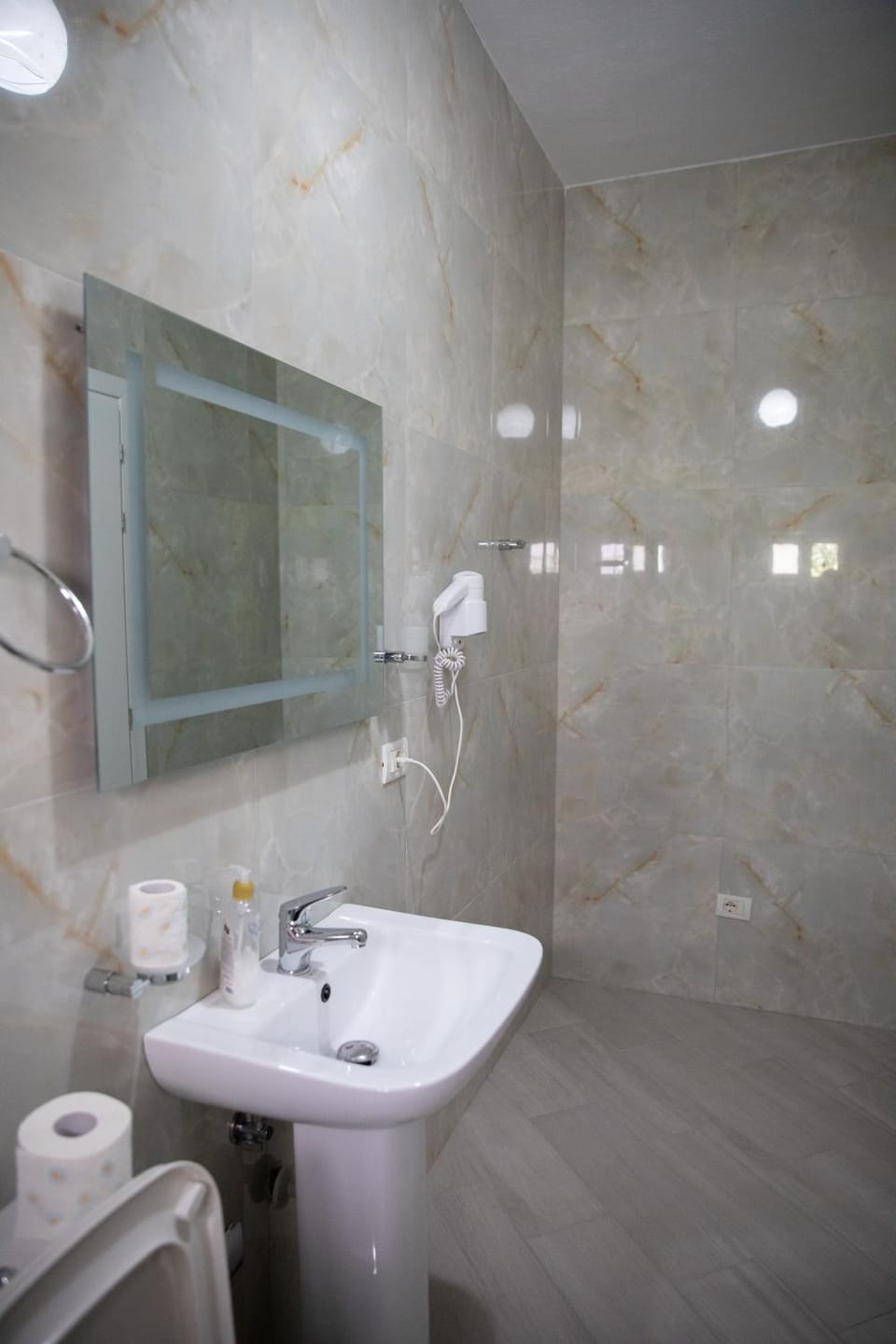 Shower, Toilet, Bathroom, towels