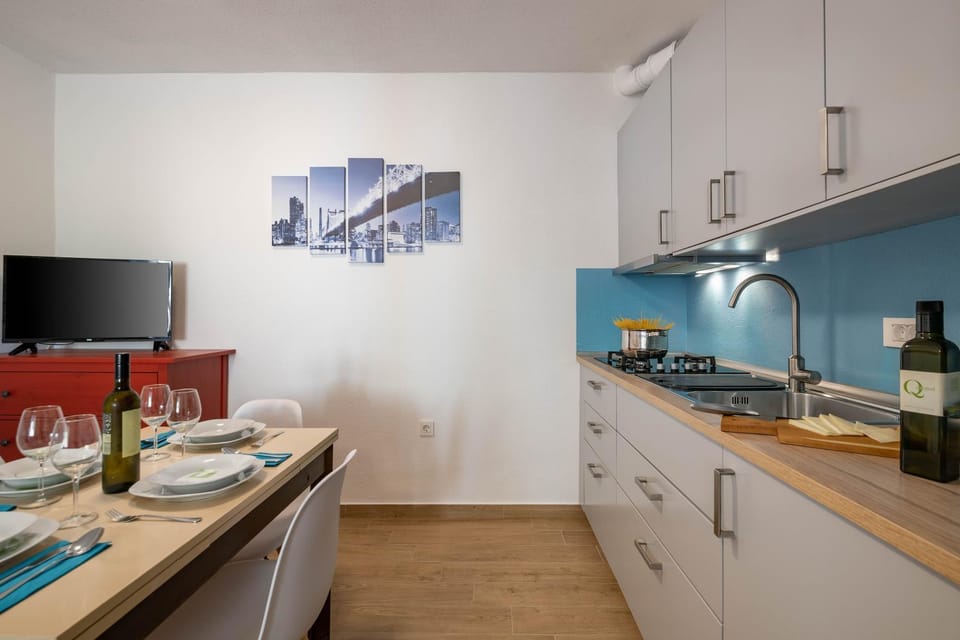Kitchen or kitchenette, Dining area