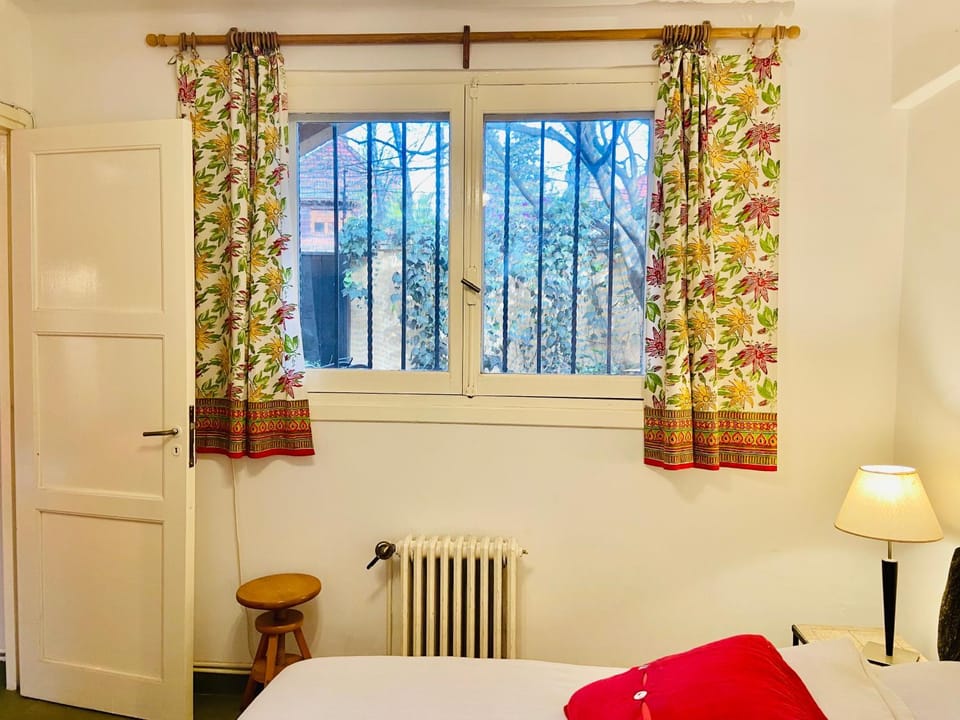 Bedroom, internet
