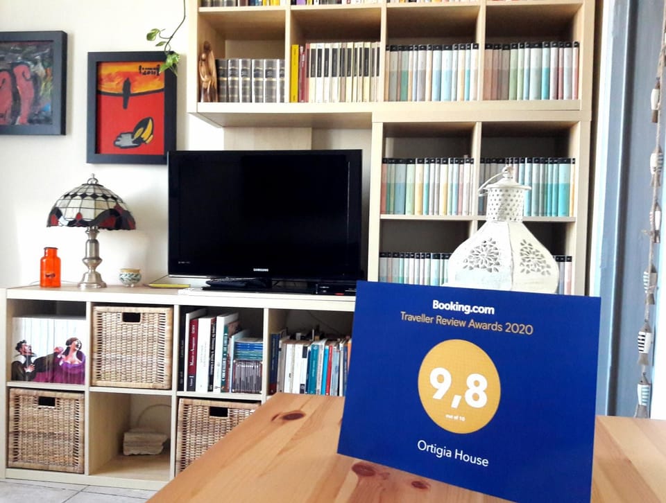 Communal lounge/ TV room, Library, TV and multimedia