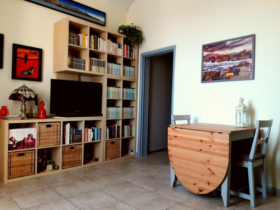 Communal lounge/ TV room, Library, TV and multimedia, Living room, Seating area, Dining area