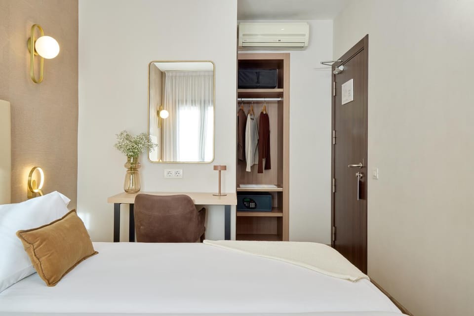 Bed, Photo of the whole room, Bedroom, safe, wardrobe, air conditioner