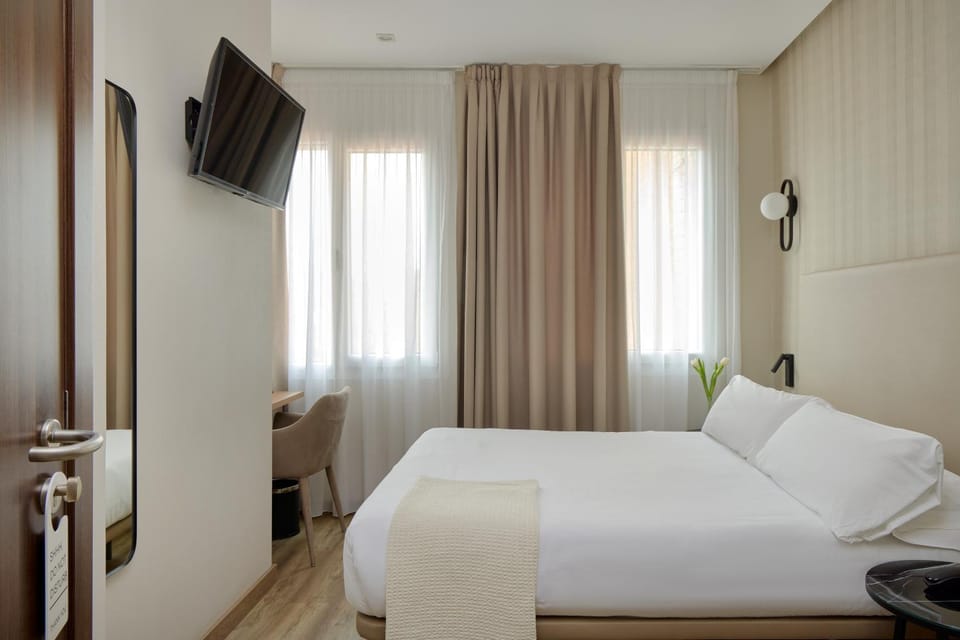 Bed, TV and multimedia, Photo of the whole room, Bedroom, City view