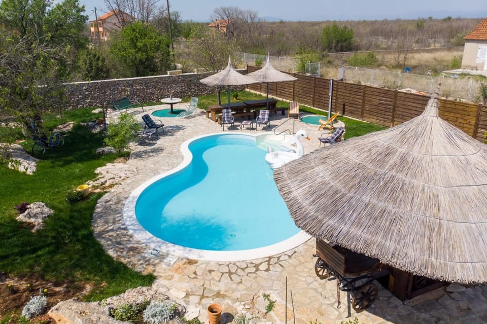 Swimming pool, Location, children, Family