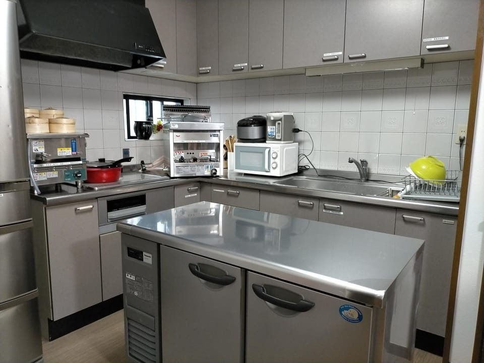 Kitchen or kitchenette, minibar, stove