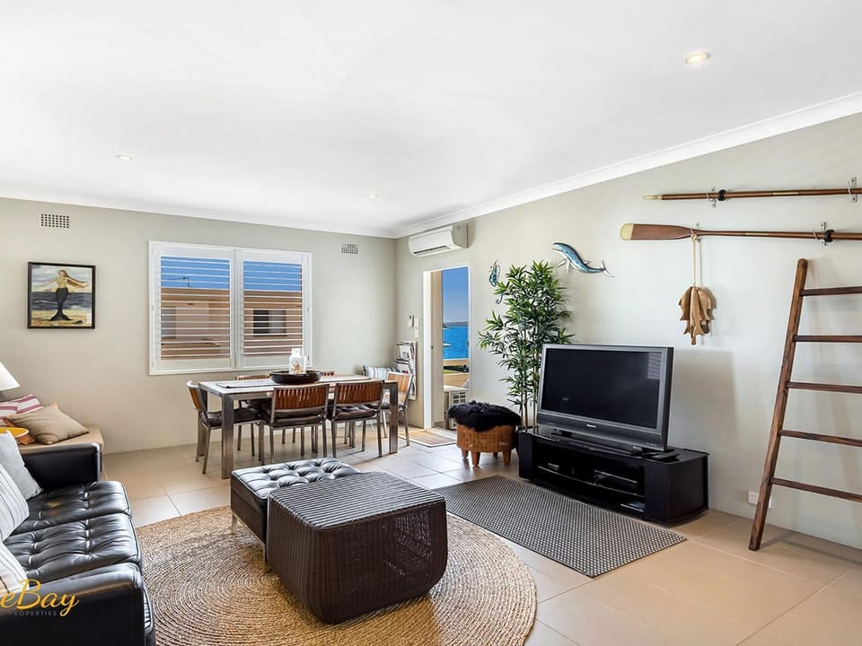 TV and multimedia, Living room, Dining area