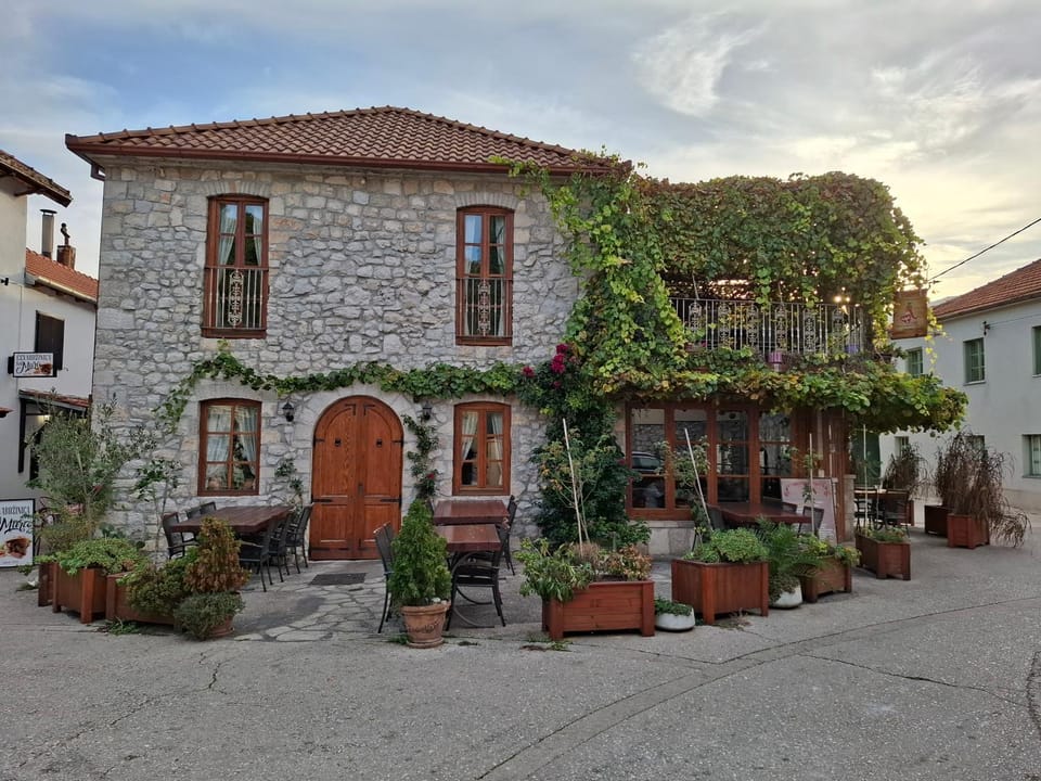 Property building, Day, Balcony/Terrace