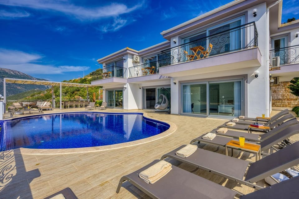 Property building, Day, Swimming pool