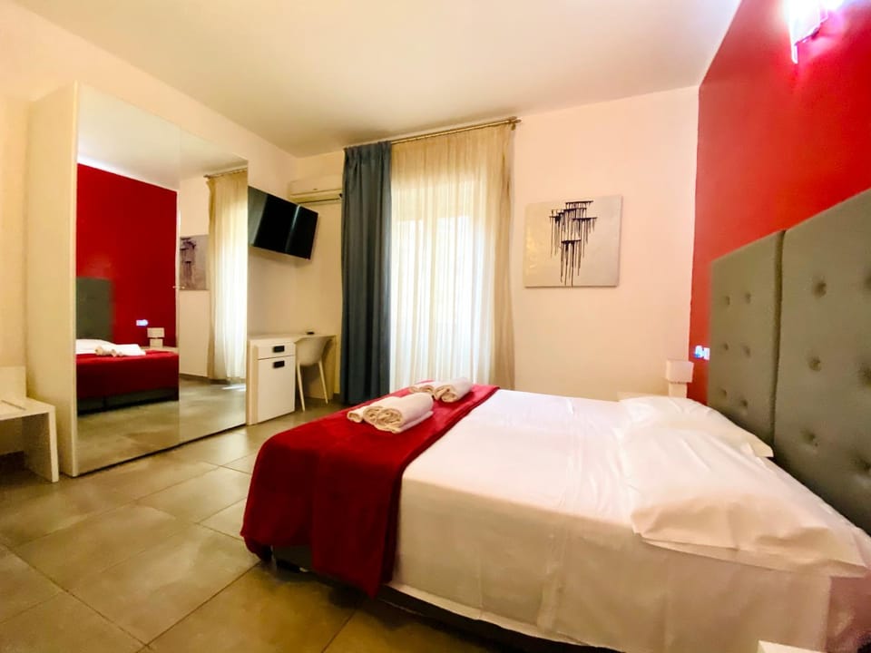 Photo of the whole room, Bedroom