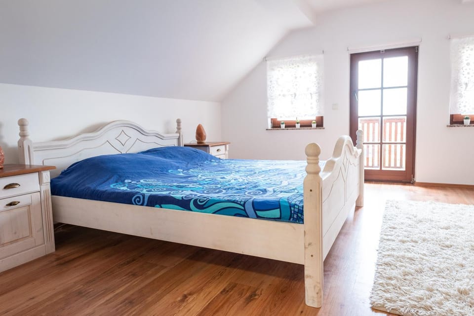 Bed, Photo of the whole room
