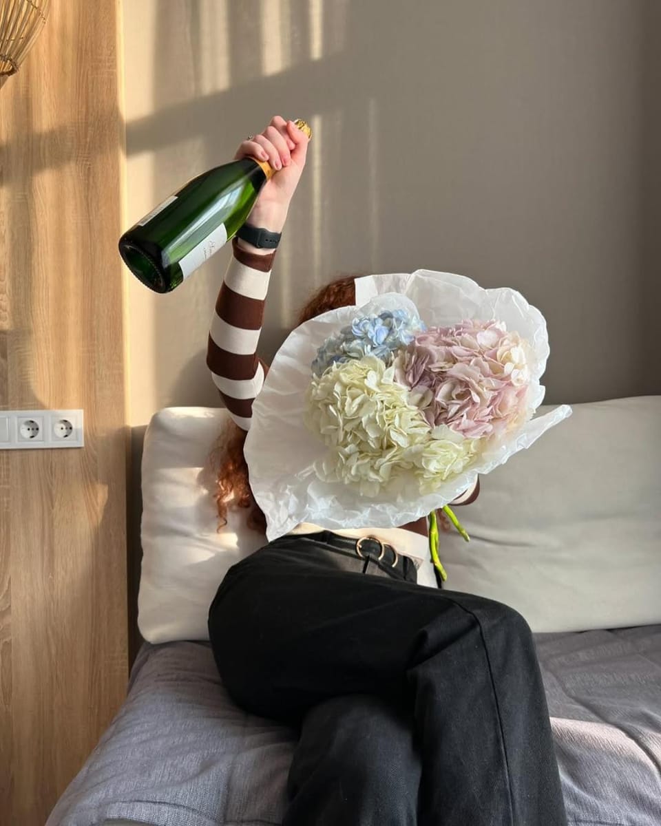 Bed, Food and drinks, Photo of the whole room, Alcoholic drinks
