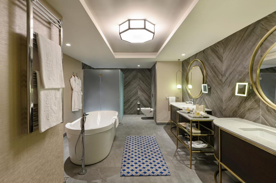 Toilet, Hot Tub