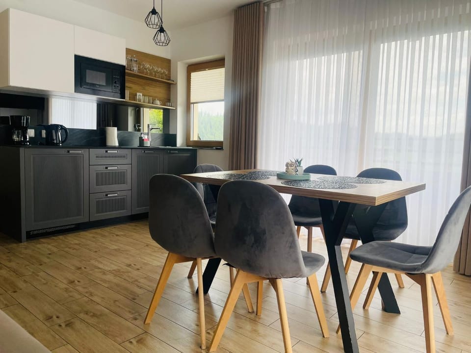Kitchen or kitchenette, Dining area, oven