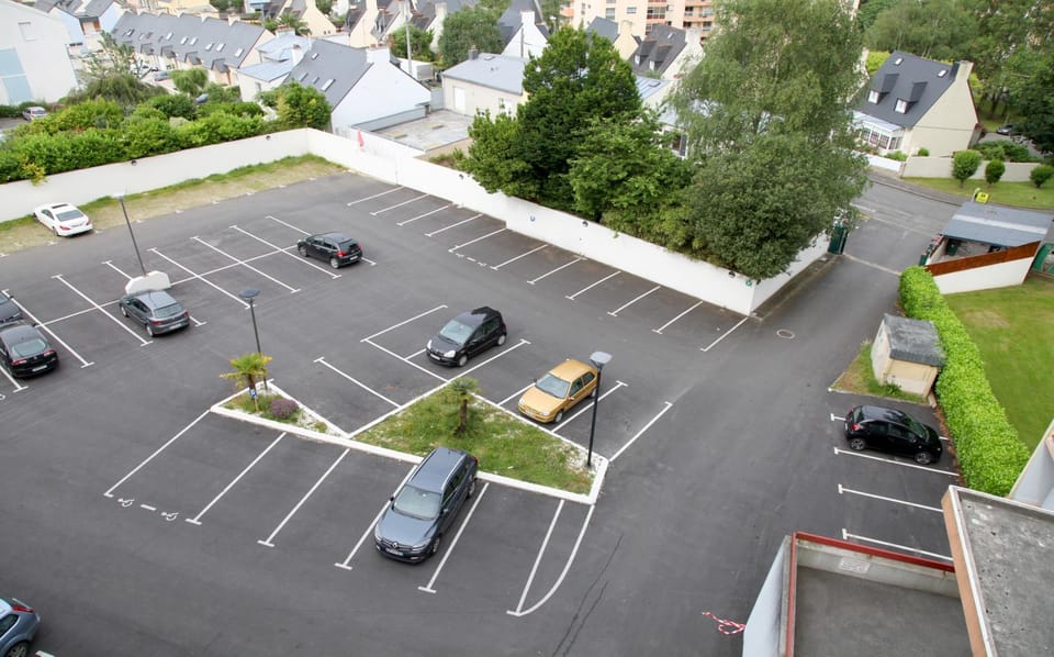 On site, Area and facilities, Parking