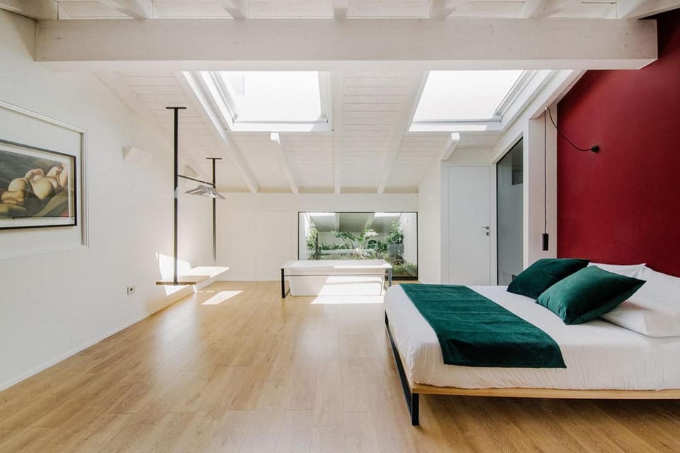 Photo of the whole room, Bedroom