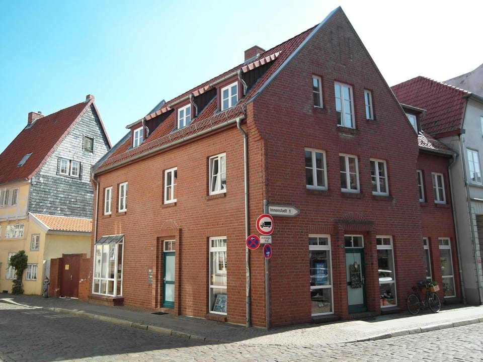 Property building, Neighbourhood