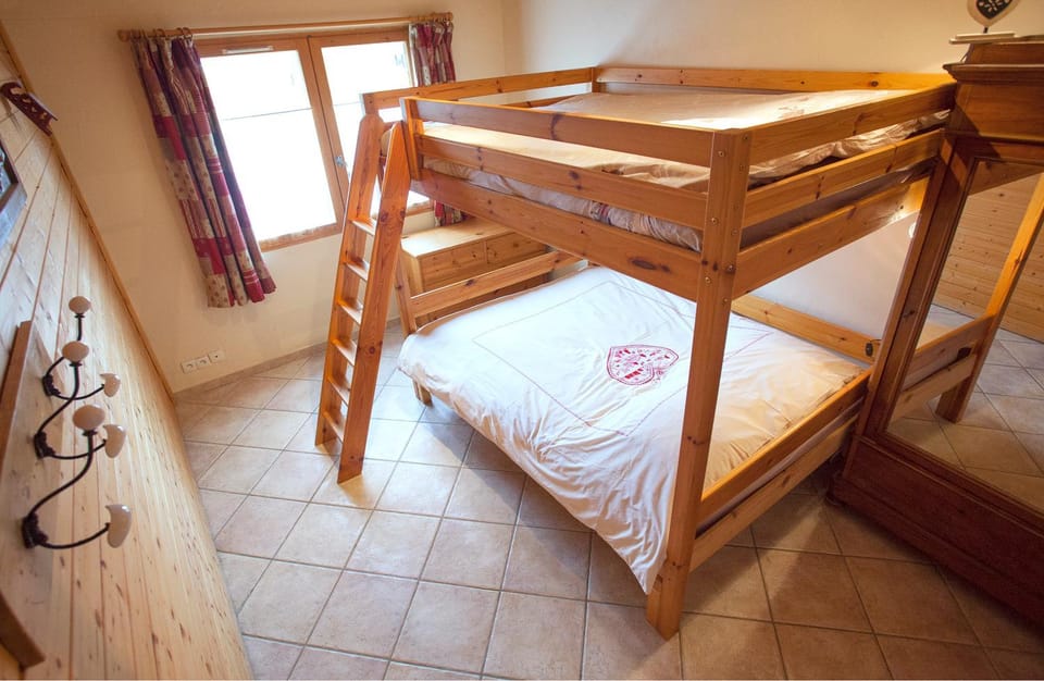 Bed, Photo of the whole room, Bedroom, bunk bed