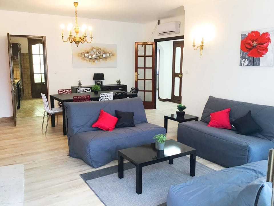 Communal lounge/ TV room, Living room, Lounge or bar, Seating area, Seasons