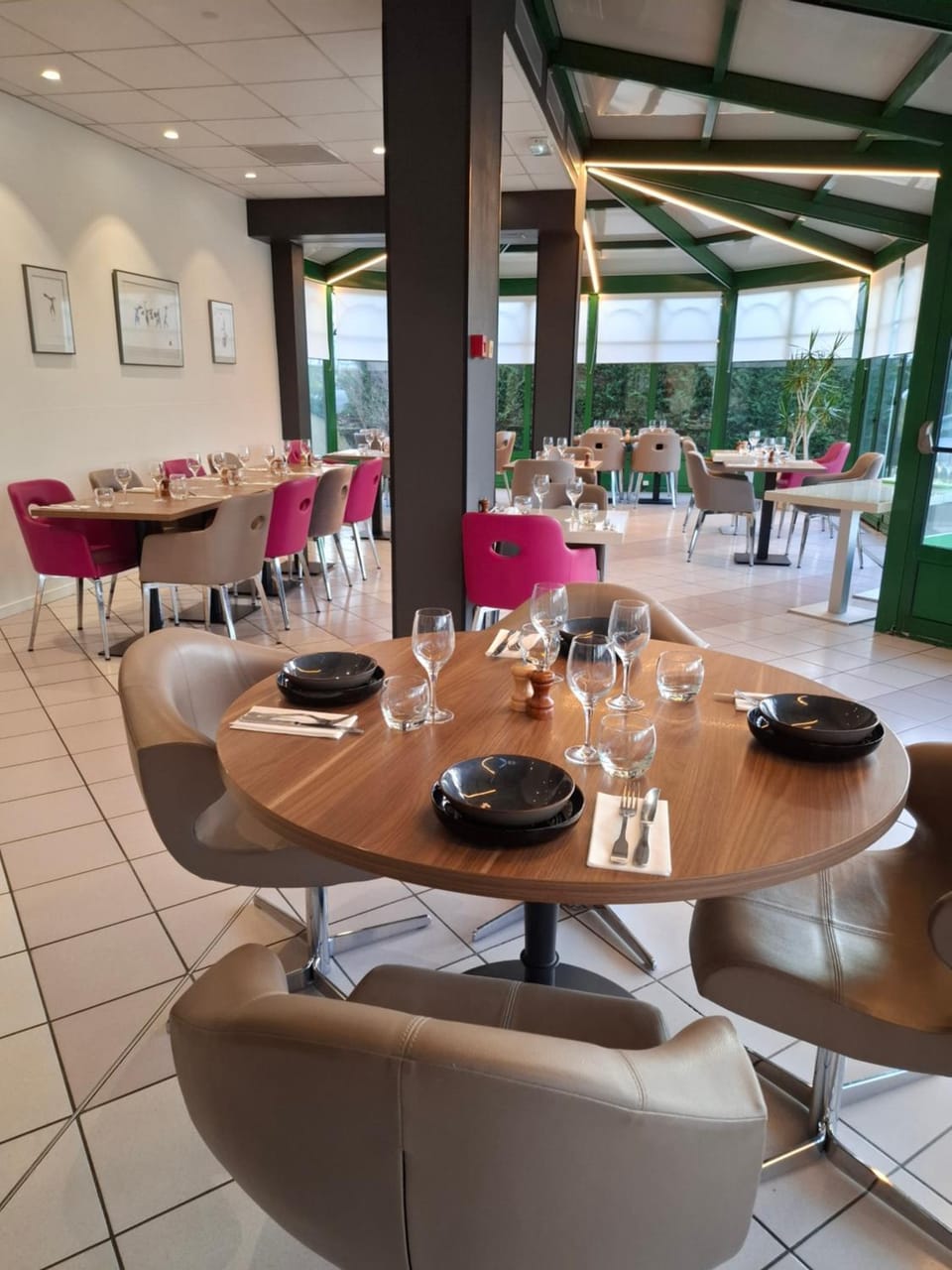 Restaurant/places to eat, Food and drinks, Banquet/Function facilities, Food, Drinks