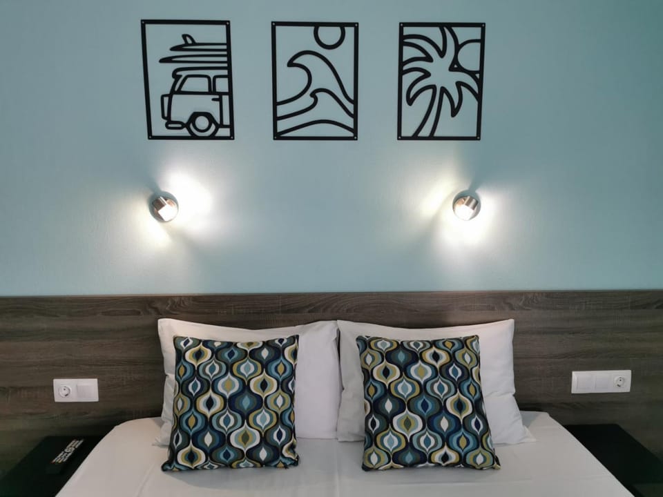 Bed, Photo of the whole room, Decorative detail, Bedroom
