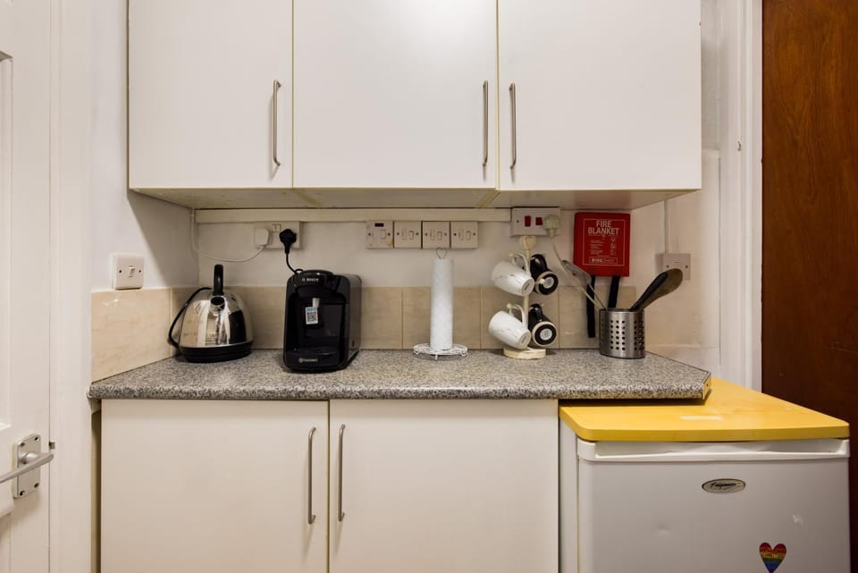 Coffee/tea facilities, Kitchen or kitchenette, kitchen, kitchen
