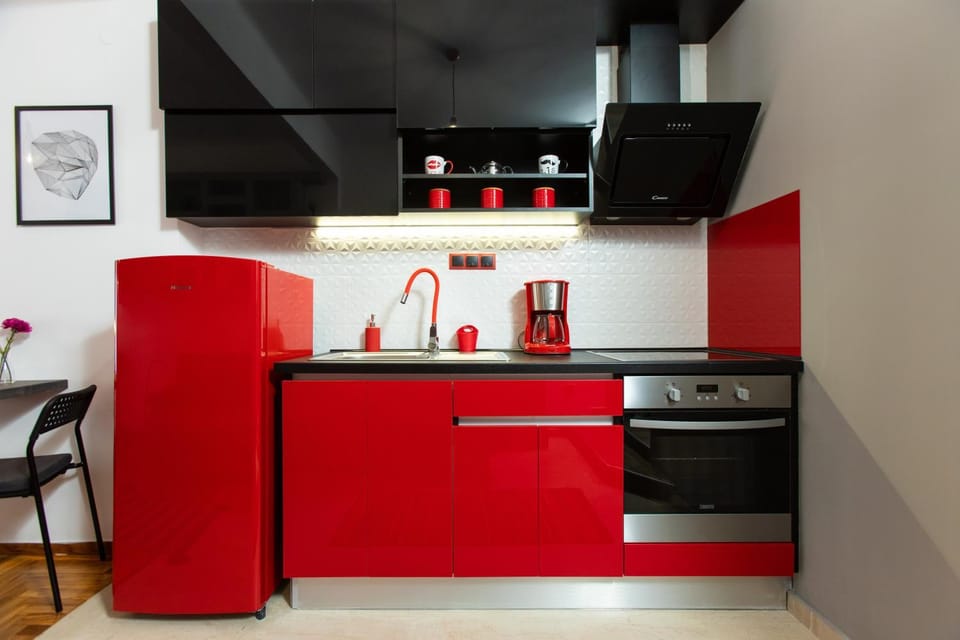 Coffee/tea facilities, Kitchen or kitchenette, oven, stove