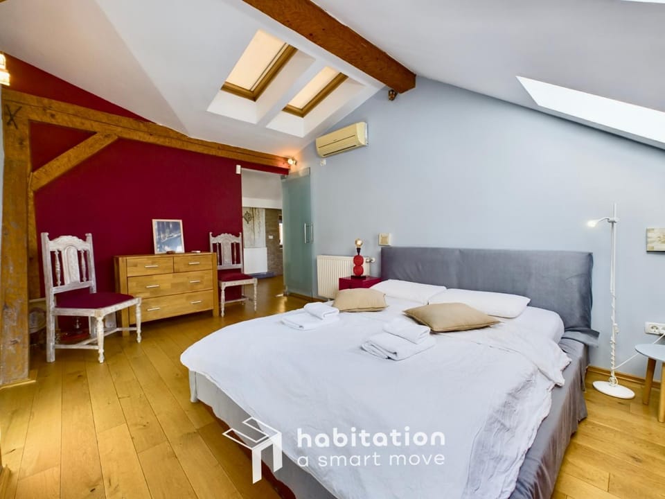 Bed, Photo of the whole room, Bedroom, towels