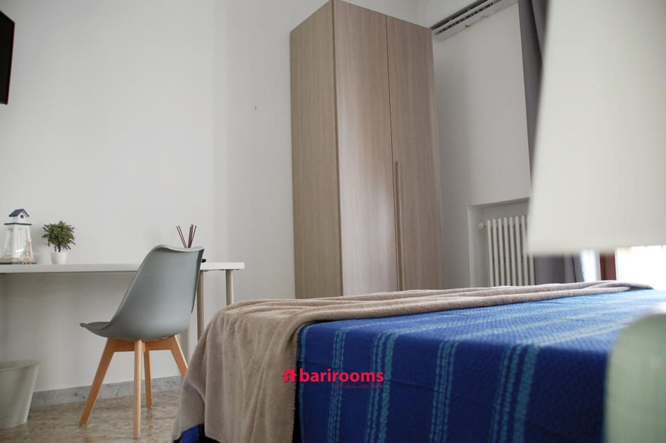 Bed, Seating area, Bedroom