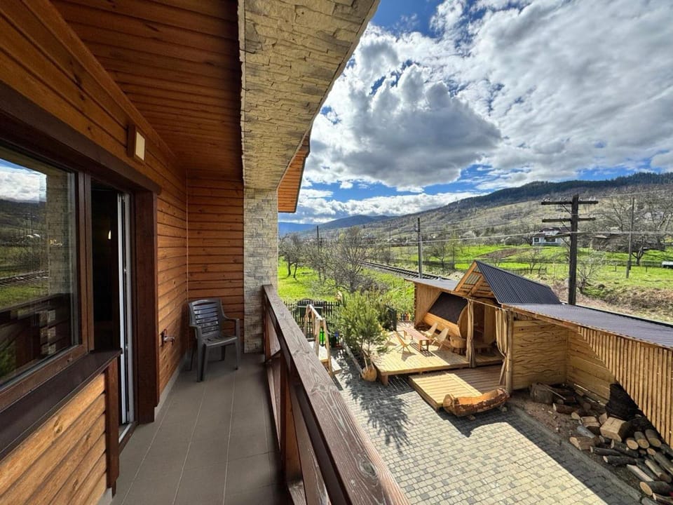 Balcony/Terrace, Mountain view