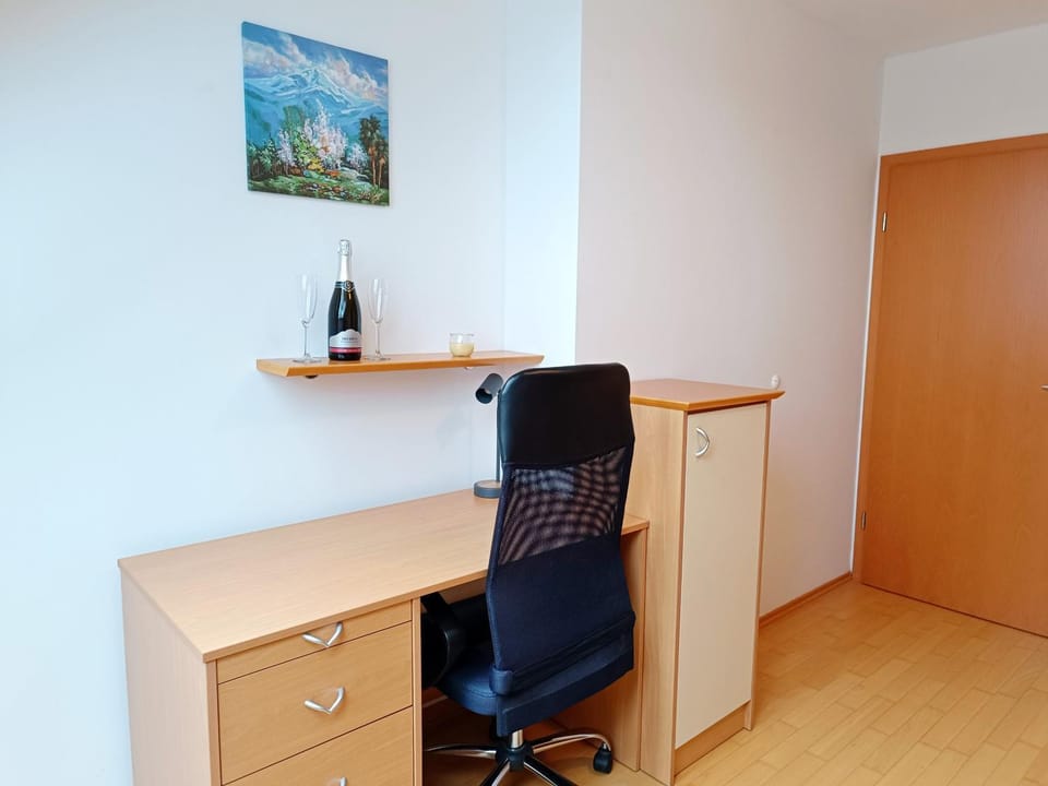 Photo of the whole room, furniture