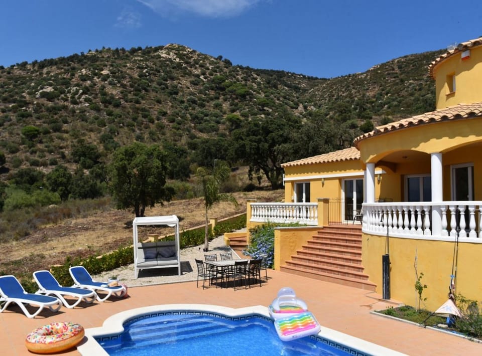 Casa Albera - con piscina y fantásticas vistas Apartment in Alt Empordà