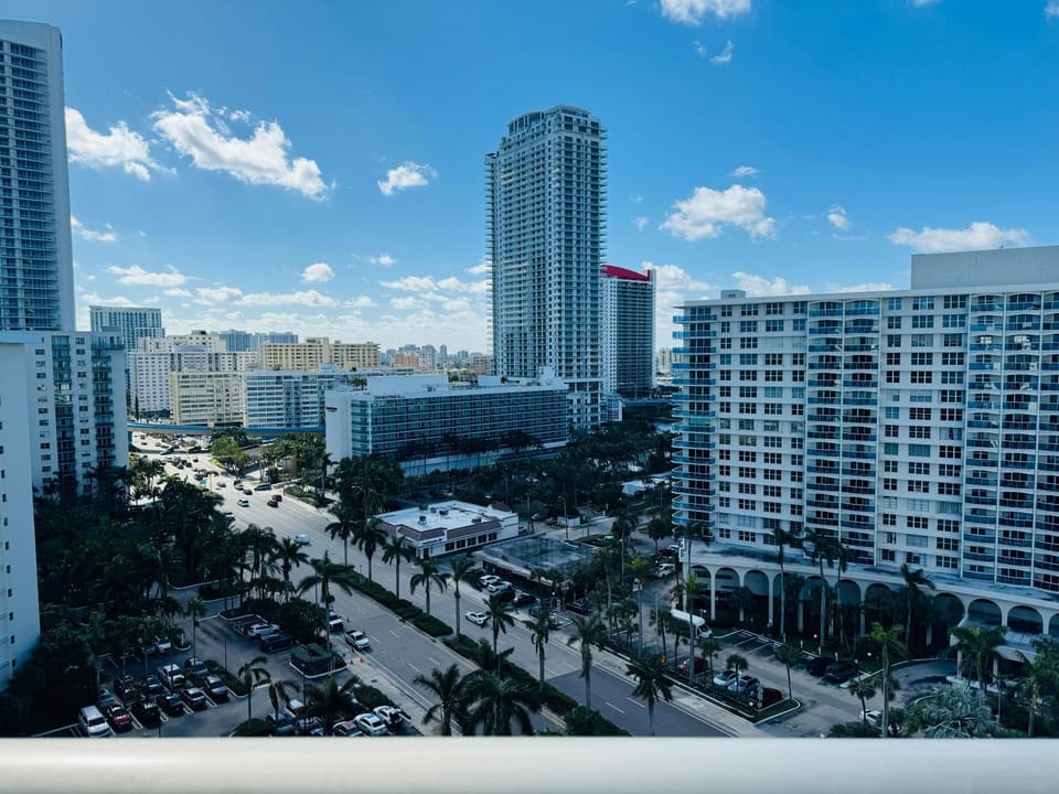 Miami Hollywood Great Two Bedroom Apartment with Channel View 006-22bvic Apartment in Hollywood Beach