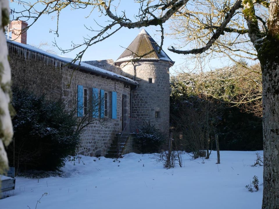 Gîte de caractère du XIIIe siècle avec cheminée et Wi-Fi - FR-1-496-55 House in Auvergne-Rhône-Alpes