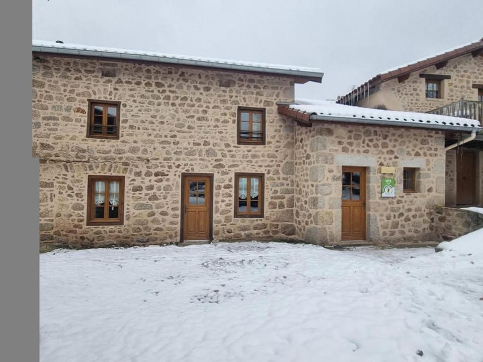 Gîte 4 pers avec jardin privé et animaux admis - FR-1-496-66 House in Auvergne-Rhône-Alpes