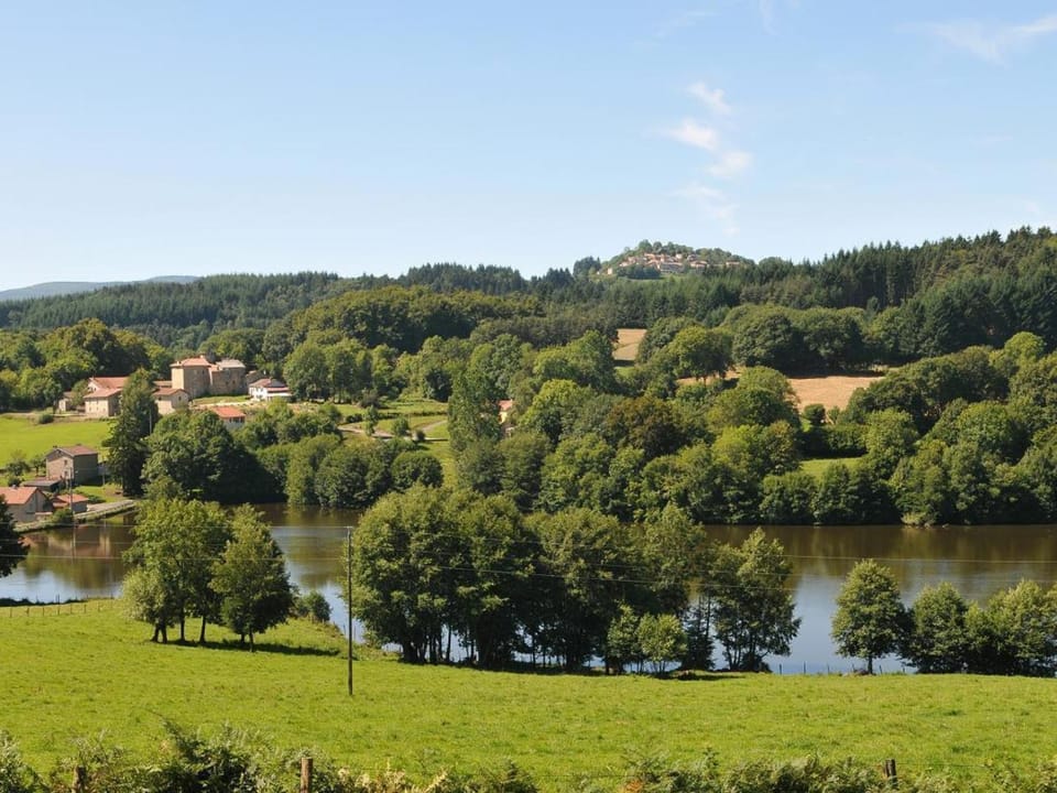 Gîte 4 pers avec jardin privé et animaux admis - FR-1-496-66 House in Auvergne-Rhône-Alpes