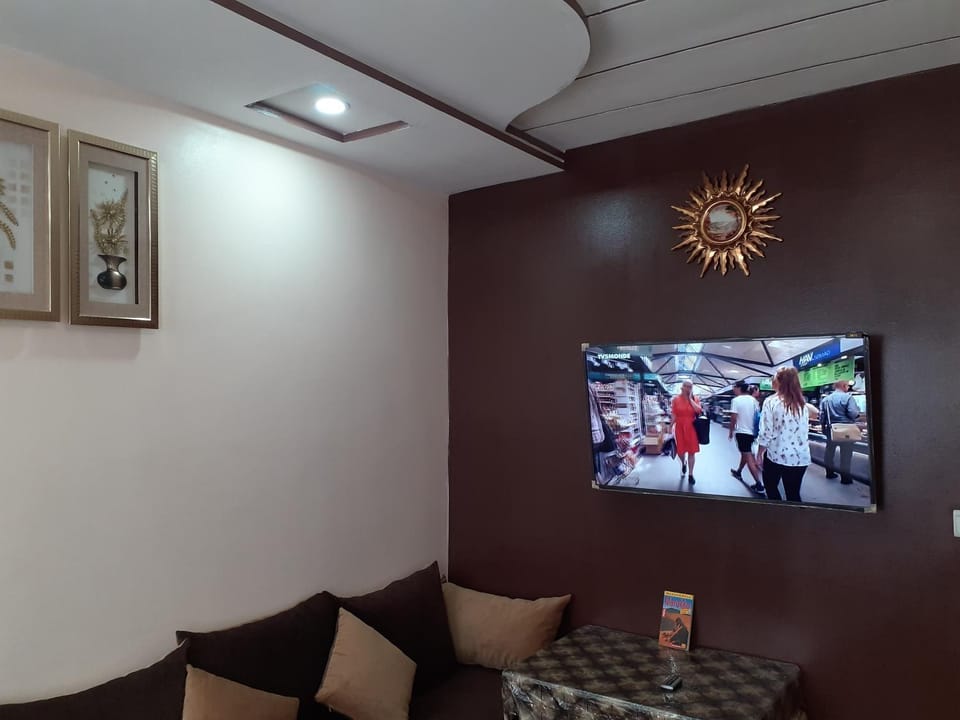 Communal lounge/ TV room, Night, TV and multimedia, Living room, Photo of the whole room, Decorative detail, Seating area
