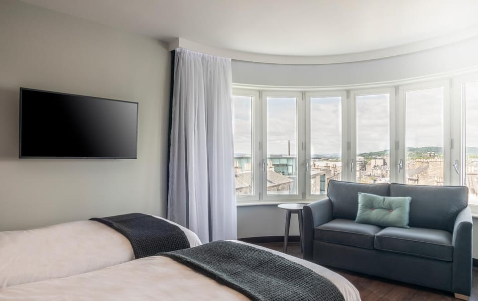 Bed, TV and multimedia, Bedroom, City view