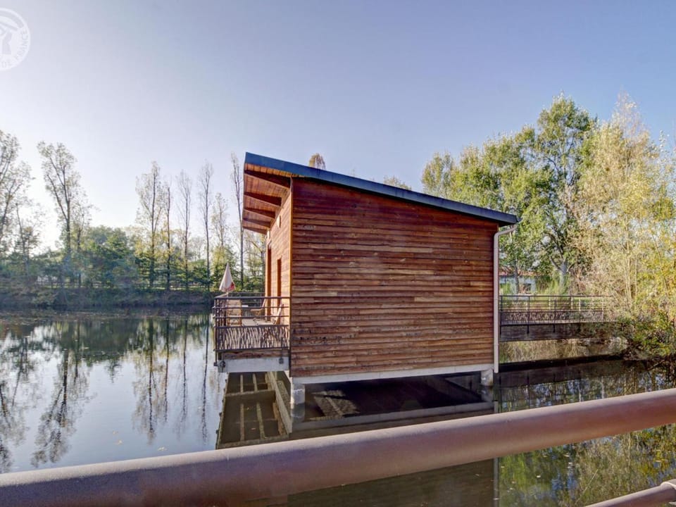 Cabane insolite au bord d'un étang, animaux acceptés, terrasse privative - FR-1-496-77 House in Auvergne-Rhône-Alpes