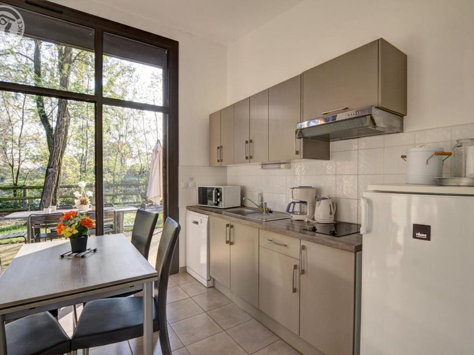 Chalet en bord d'étang avec terrasse, animaux acceptés - FR-1-496-78 House in Auvergne-Rhône-Alpes