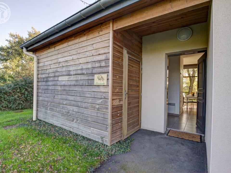 Chalet en bord d'étang avec terrasse, animaux acceptés - FR-1-496-78 House in Auvergne-Rhône-Alpes
