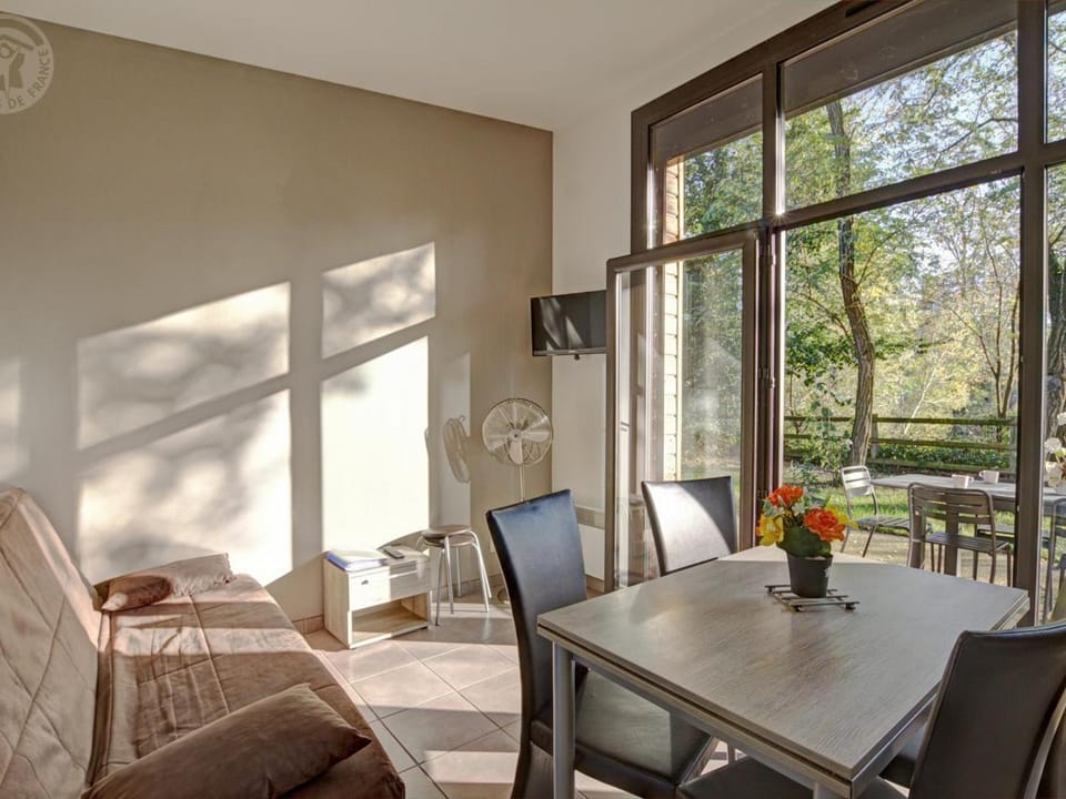 Chalet en bord d'étang avec terrasse, animaux acceptés - FR-1-496-78 House in Auvergne-Rhône-Alpes