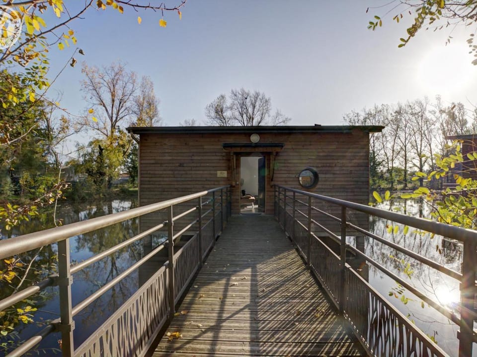 Cabane insolite sur étang, 2 à 4 pers, animaux admis - FR-1-496-83 House in Auvergne-Rhône-Alpes