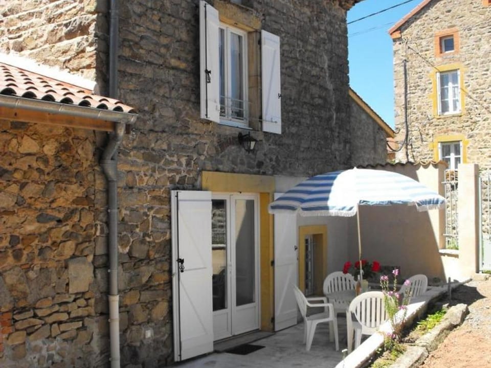 Gîte 11 pers., charme rural, internet, animaux admis - FR-1-496-86 House in Auvergne-Rhône-Alpes