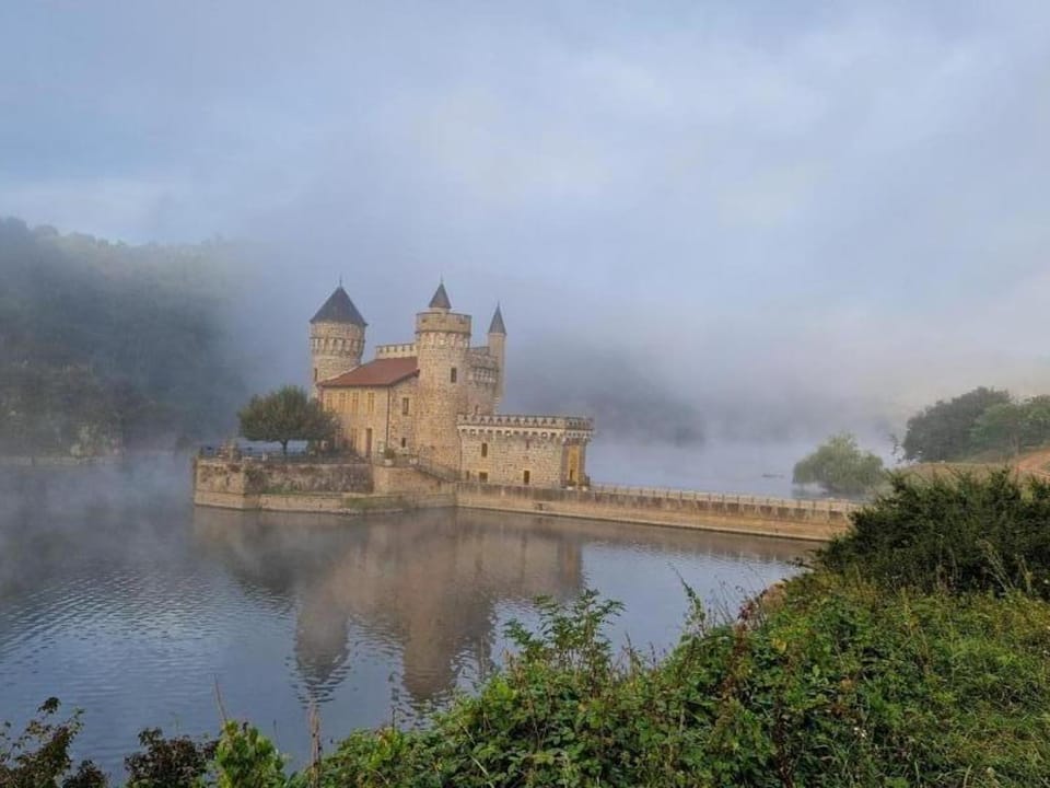 Charmante Maison avec Cheminée et Jardin, Animaux Acceptés Country House in Auvergne-Rhône-Alpes