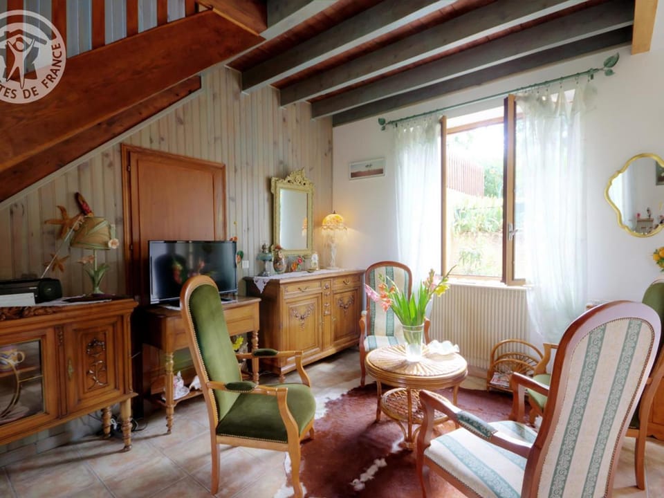 Gîte Charmant avec Terrasse et Jardin, Animaux Bienvenus - FR-1-496-90 House in Auvergne-Rhône-Alpes